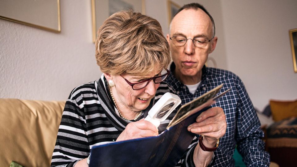 Mutter und Sohn beim Blättern im Fotoalbum. "Ich sah eigentlich ganz flott aus damals", sagt Traute Schlenz.