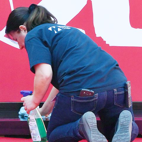 Eine Frau kniet bei der Berlinale auf dem Boden und reinigt einen Vorsprung