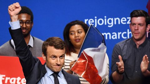 Mit der Faust des Siegers: Emmanuel Macron, hier bei einer Wahlveranstaltung in Angers.