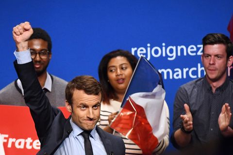 Mit der Faust des Siegers: Emmanuel Macron, hier bei einer Wahlveranstaltung in Angers.