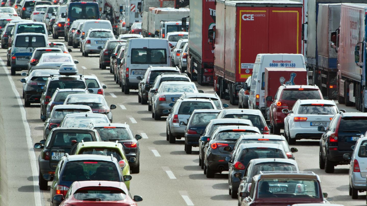 Einer von vielen Staus auf einer Autobahn.