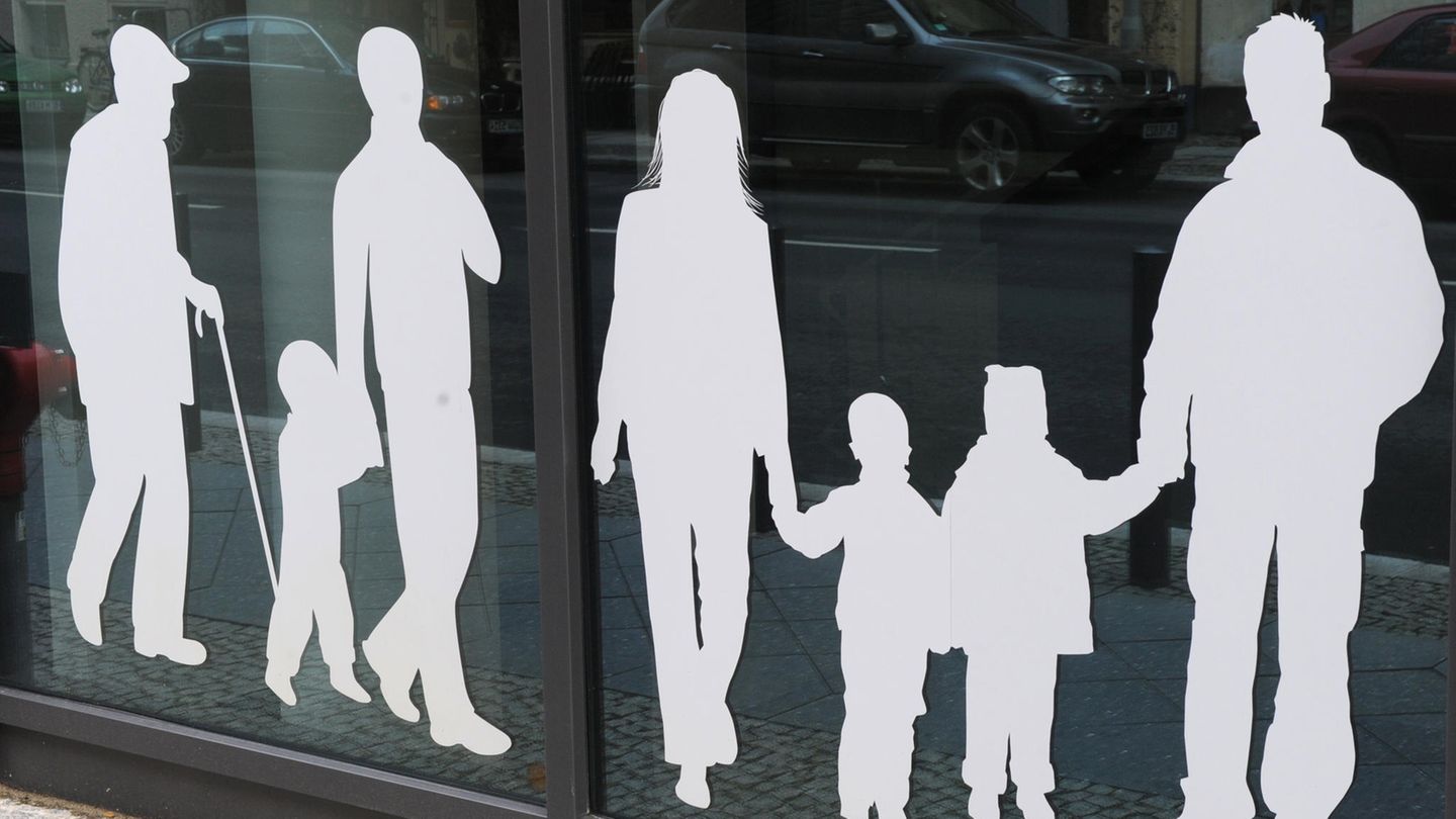 Die Silhouetten von Menschen verschiedenen Alters (Symbolbild)