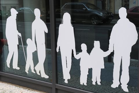 Die Silhouetten von Menschen verschiedenen Alters (Symbolbild)