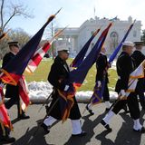 Vor dem Weißen Haus diplomatische Normalität: Fahnenträger marschieren, bringen sich in Stellung.