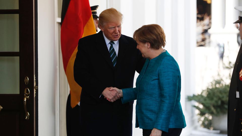 Fotostrecke: Angela Merkel ist zu Gast im Weißen Haus beim neuen US-Staatschef Donald Trump. Im Vorfeld wurden die Unterschiede der beiden betont. Beim ersten Händedruck geben sich beide betont normal ... Angela Merkel ist zu Gast im Weißen Haus beim neuen US-Staatschef Donald Trump. Im Vorfeld wurden die Unterschiede der beiden betont. Beim ersten Händedruck geben sich beide betont normal ...