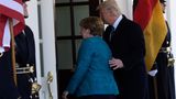 Auf ins Gespräch: Trump begleitet Merkel ins Weiße Haus.