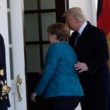 Auf ins Gespräch: Trump begleitet Merkel ins Weiße Haus.