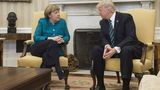 Im Oval Office treffen sich Merkel und Trump zum Vier-Augen-Gespräch. Bevor sie wirklich alleine sind, halten die Fotografen die Begegnung fest.