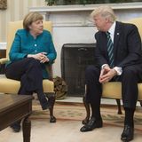 Im Oval Office treffen sich Merkel und Trump zum Vier-Augen-Gespräch. Bevor sie wirklich alleine sind, halten die Fotografen die Begegnung fest.
