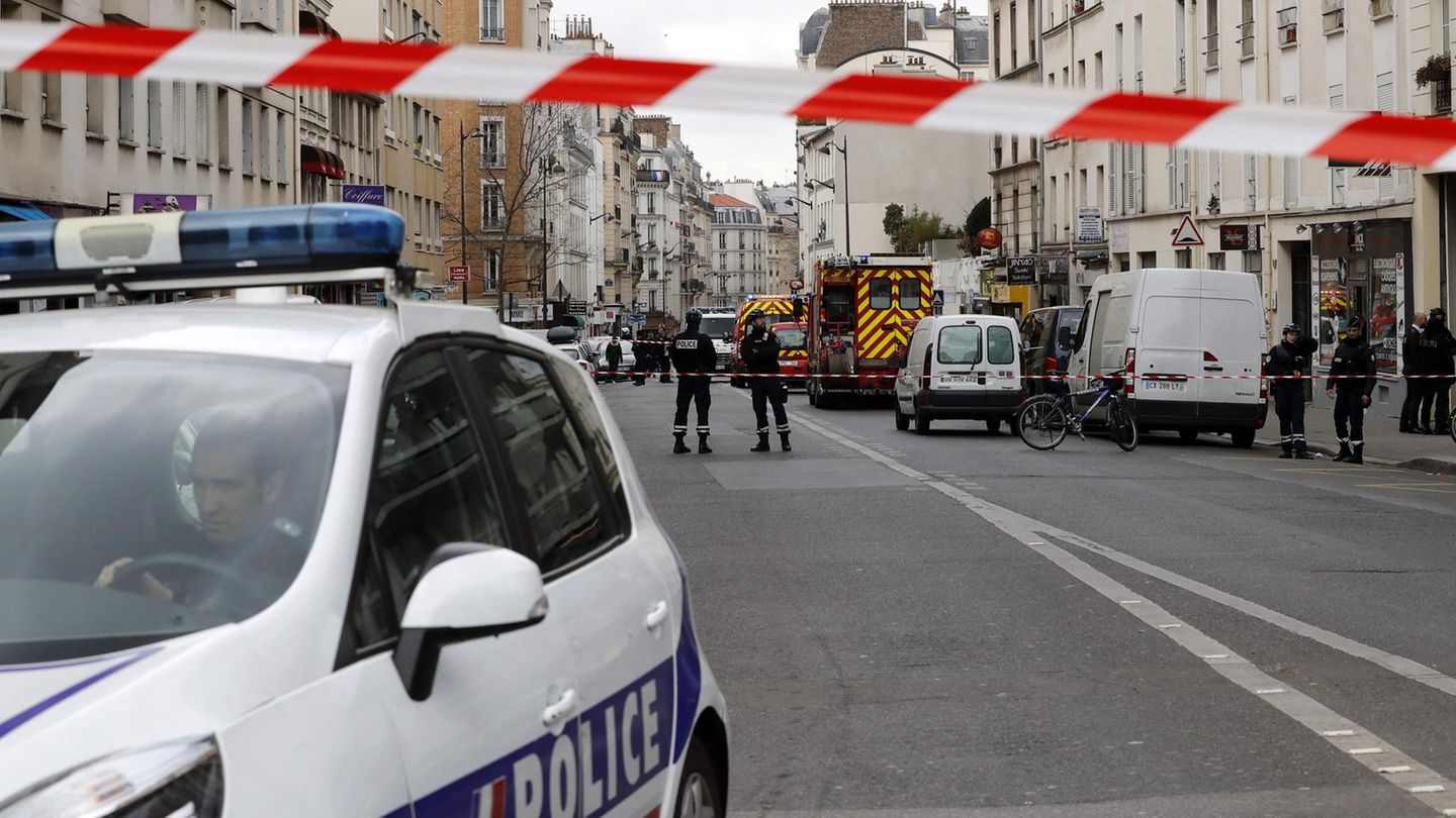 Vor dem Gebäude in Paris, in dem ein Mann seinen Vater und seinen Bruder ermordet haben soll, hat die Polizei die Straße abgesperrt