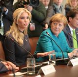 Als die Delegationen gemeinsam tagen, sitzt Merkel neben Präsidententochter Ivanka Trump. Sie hört aufmerksam zu, doch Merkel schaut eher interessiert als freundlich