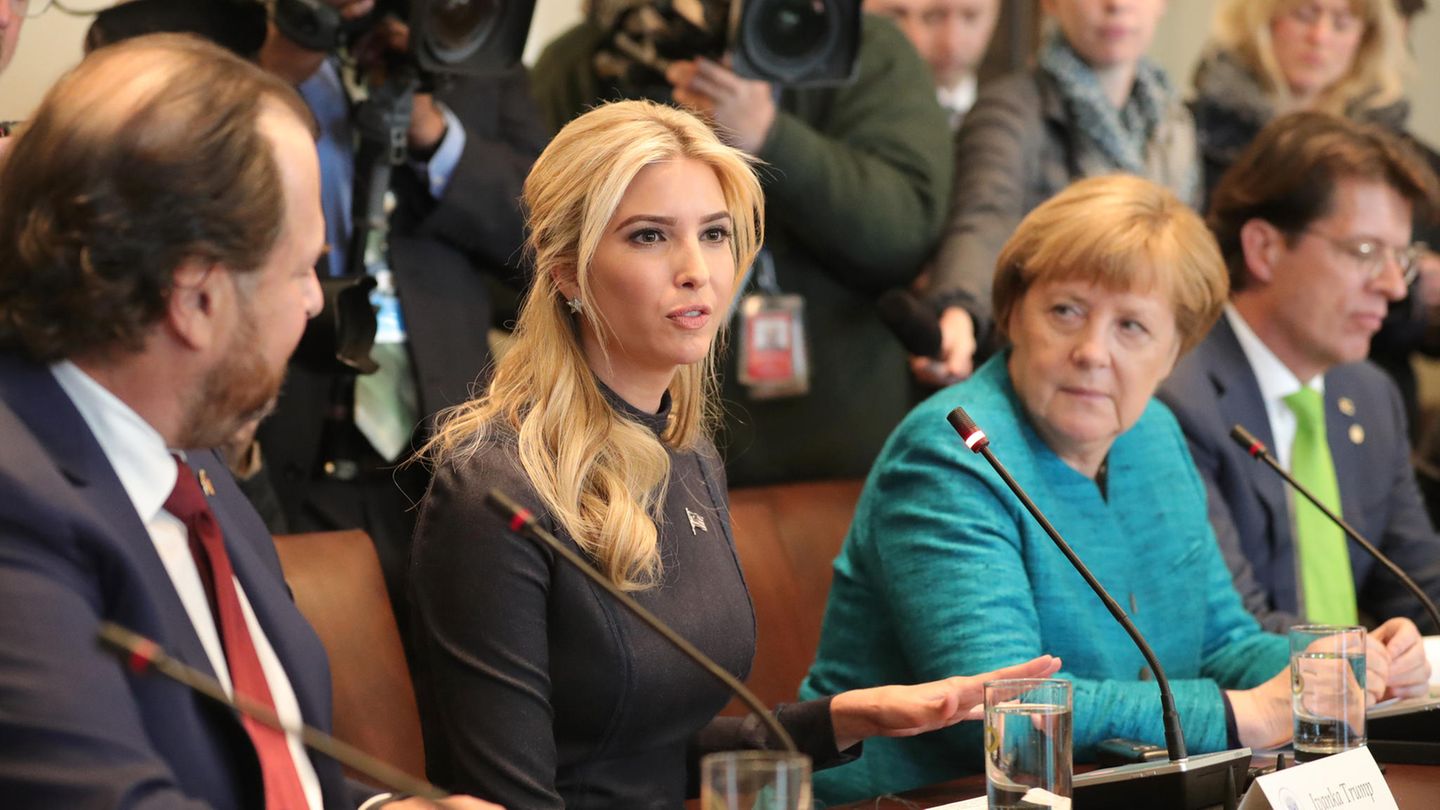 Als die Delegationen gemeinsam tagen, sitzt Merkel neben Präsidententochter Ivanka Trump. Sie hört aufmerksam zu, doch Merkel schaut eher interessiert als freundlich