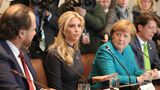 Als die Delegationen gemeinsam tagen, sitzt Merkel neben Präsidententochter Ivanka Trump. Sie hört aufmerksam zu, doch Merkel schaut eher interessiert als freundlich