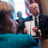 Auch Merkels Gegenüber, US-Präsident Donald Trump, ist von freundlichem Lächeln weit entfernt. Er lauscht den Berichten der Wirtschaftsvertreter konzentriert.