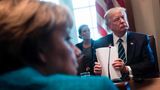 Auch Merkels Gegenüber, US-Präsident Donald Trump, ist von freundlichem Lächeln weit entfernt. Er lauscht den Berichten der Wirtschaftsvertreter konzentriert.