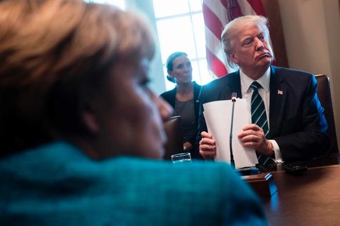 Auch Merkels Gegenüber, US-Präsident Donald Trump, ist von freundlichem Lächeln weit entfernt. Er lauscht den Berichten der Wirtschaftsvertreter konzentriert.