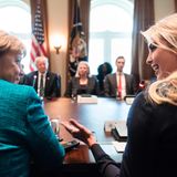 Und dann gibt es doch ein Lächeln zwischen den beiden Frauen