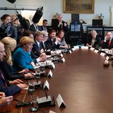 Die Delegationen beider Länder beraten vor allem Wirtschaftsthemen. Trump lobt das deutsche Ausbildungssystem. Er hat sich offenbar näher erkundigt, wie es funktioniert. In den USA gehen die Menschen meist direkt auf Colleges.