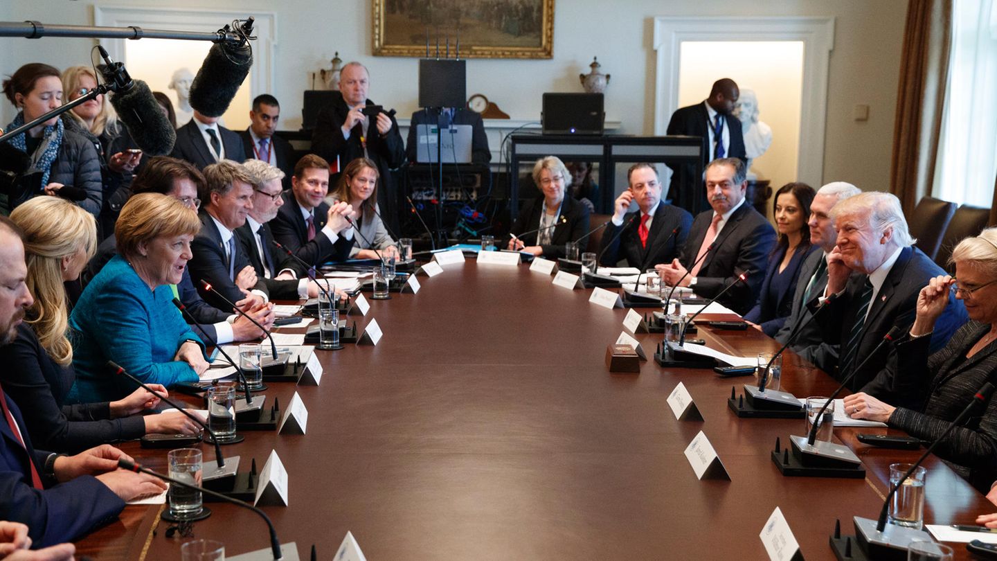 Die Delegationen beider Länder beraten vor allem Wirtschaftsthemen. Trump lobt das deutsche Ausbildungssystem. Er hat sich offenbar näher erkundigt, wie es funktioniert. In den USA gehen die Menschen meist direkt auf Colleges.