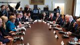 Die Delegationen beider Länder beraten vor allem Wirtschaftsthemen. Trump lobt das deutsche Ausbildungssystem. Er hat sich offenbar näher erkundigt, wie es funktioniert. In den USA gehen die Menschen meist direkt auf Colleges.