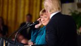 Auch, wenn die Bundeskanzlerin sich kaum Mühe gibt, die unterschiedlichen Standpunkte zu verbergen - für ein Lächeln reicht es doch