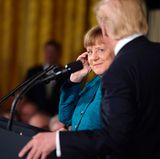 Auch, wenn die Bundeskanzlerin sich kaum Mühe gibt, die unterschiedlichen Standpunkte zu verbergen - für ein Lächeln reicht es doch