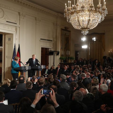 Aus der Masse an Reportern bei der Pressekonferenz von US-Präsident Donald Trump und Bundeskanzlerin Angela Merkel stach eine DPA-Journalistin heraus