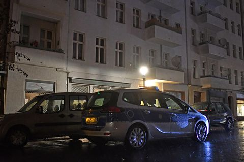 Ein Polizeiwagen in Berlin vor einem Wohnhaus in der Pücklerstraße in Kreuzberg.
