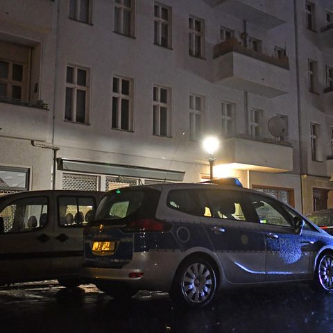 Ein Polizeiwagen in Berlin vor einem Wohnhaus in der Pücklerstraße in Kreuzberg.