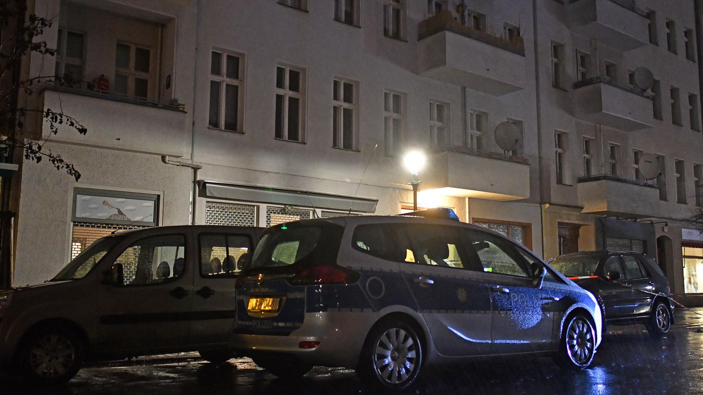 Ein Polizeiwagen in Berlin vor einem Wohnhaus in der Pücklerstraße in Kreuzberg.