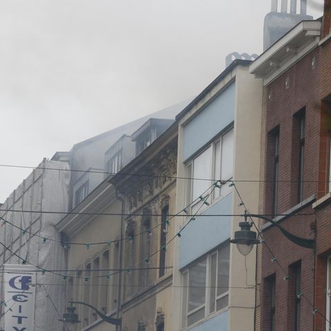 Rauch liegt über der Straße in der Gemeinde Saint-Gilles