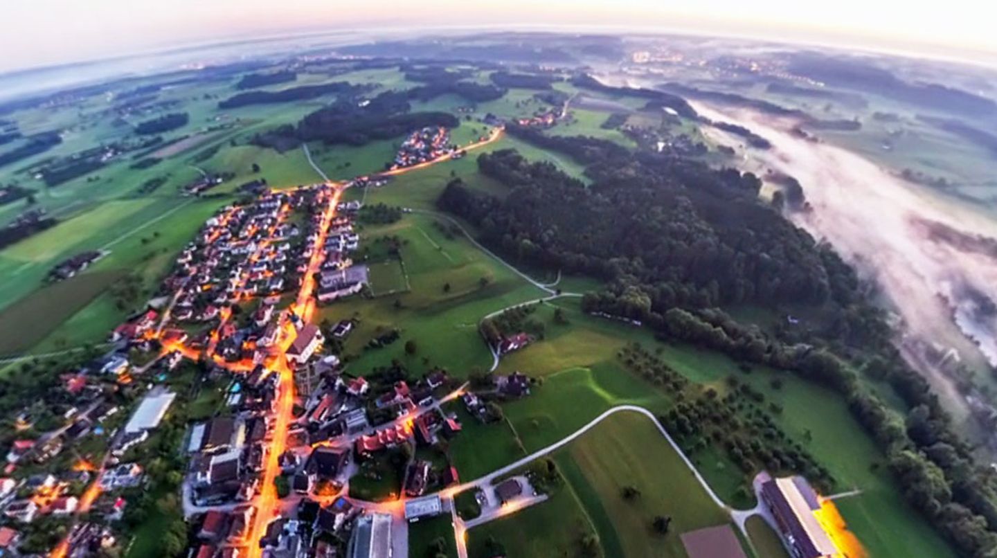In der Dämmerung im Ballonflug über dem Kanton St. Gallen: Das Zeitraffer-Video "Helvetia by Night 360°" zeigt die Schweiz im Zwielicht von oben.