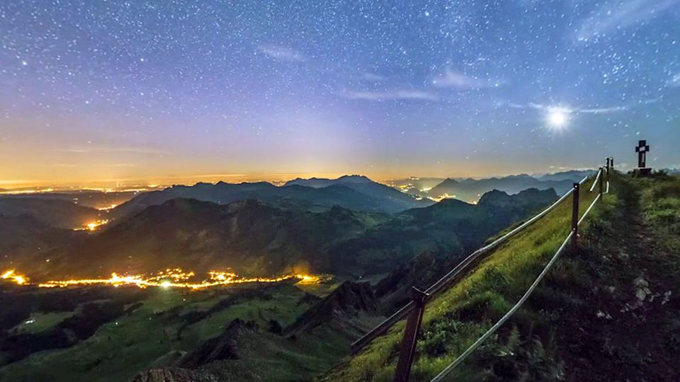 Das Zeitraffer-Video "Helvetia by Night 360°" zeigt die Schweiz im Zwielicht von oben.