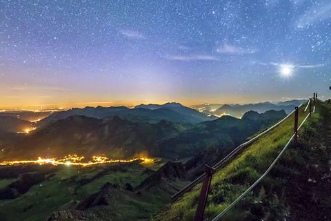 Das Zeitraffer-Video "Helvetia by Night 360°" zeigt die Schweiz im Zwielicht von oben.
