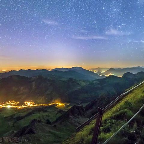 Das Zeitraffer-Video "Helvetia by Night 360°" zeigt die Schweiz im Zwielicht von oben.