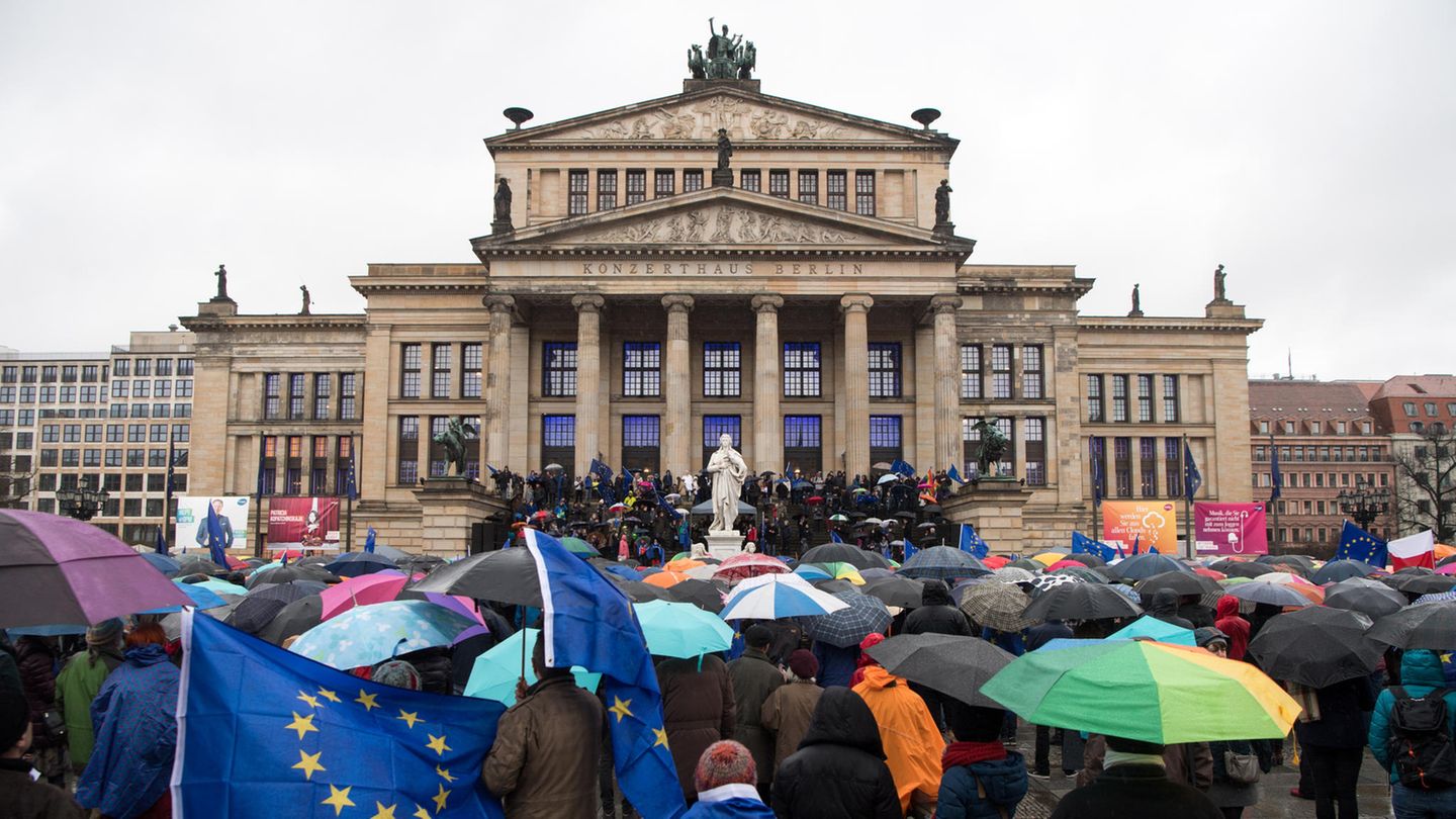 Kundgebung der Bürgerinitiative "Pulse of Europe" auf dem Berliner Gendarmenmarkt: "Ich habe noch nie vor so vielen Regenschirmen gespielt", sagte der Klezmermusiker Giora Feidman vor dem Konzerthaus.