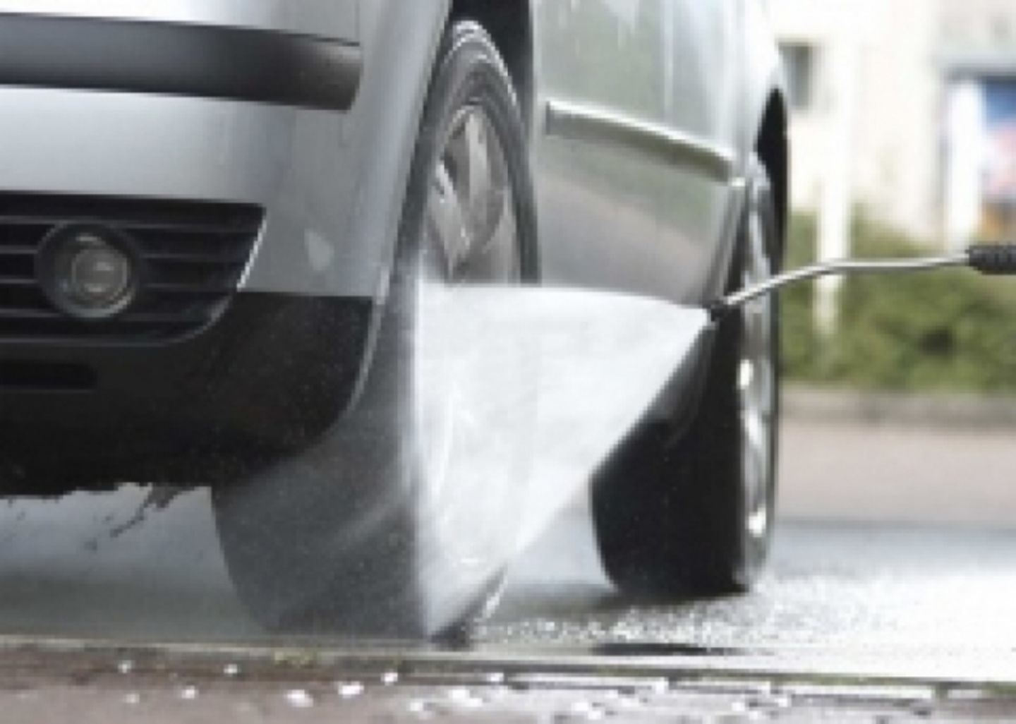 Die Winterreifen müssen sauber gemacht werden bevor diese in den Sommerschlaf eingemottet werden