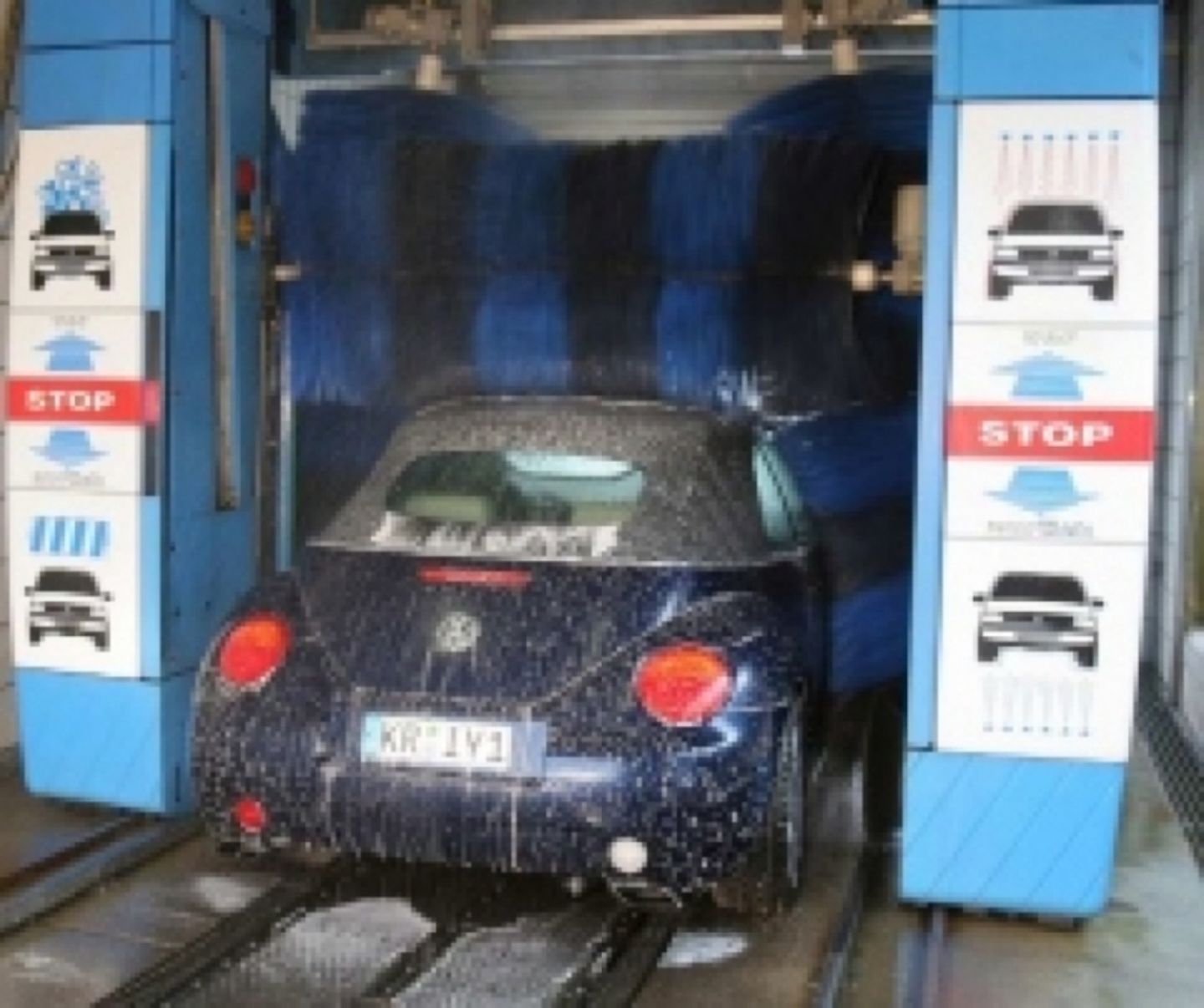 Ein Fahrt durch die Waschstraße bringt Glanz in die eigene Garage
