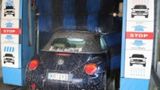Ein Fahrt durch die Waschstraße bringt Glanz in die eigene Garage