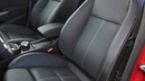 Ledersitze mit einem feuchten Tuch reinigen
