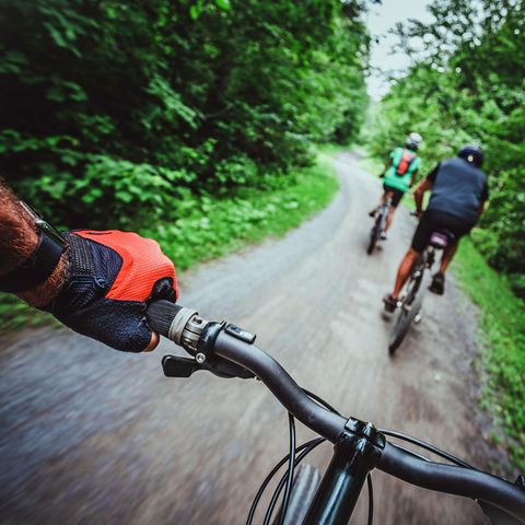 Auch Radfahrer müssen einen Sicherheitsabstand einhalten, auch wenn es das Überholen schwieriger macht.