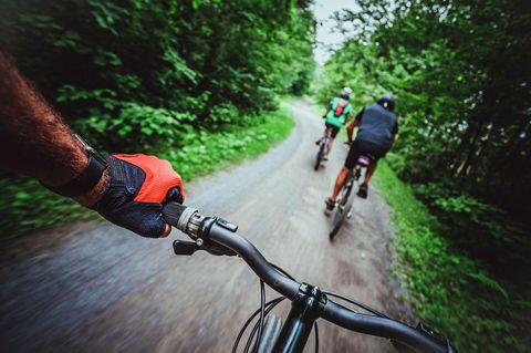 Auch Radfahrer müssen einen Sicherheitsabstand einhalten, auch wenn es das Überholen schwieriger macht.