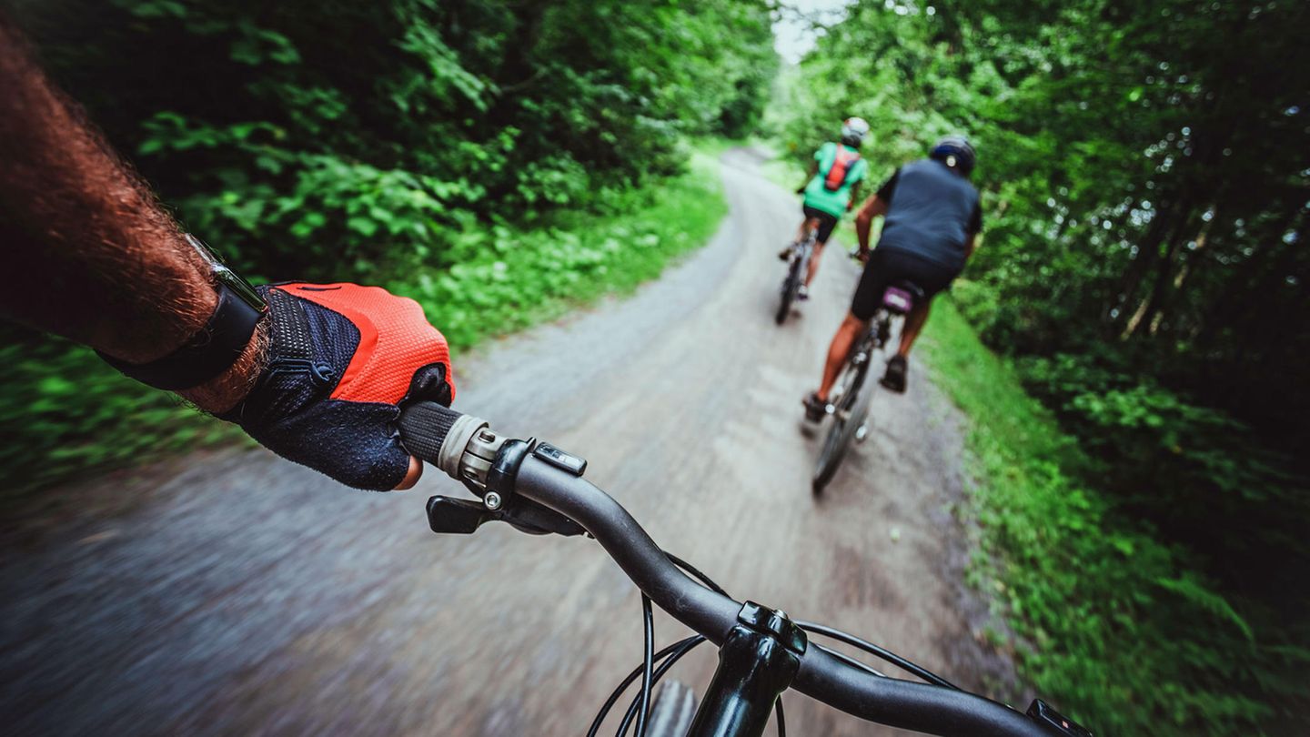 Auch Radfahrer müssen einen Sicherheitsabstand einhalten, auch wenn es das Überholen schwieriger macht.