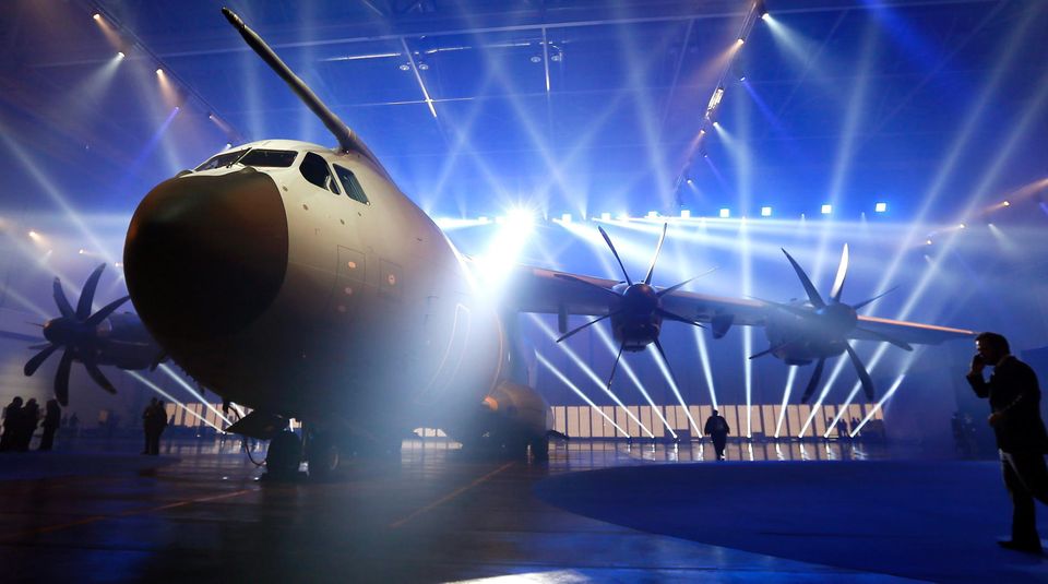 Airbus A400M: Großer Auftritt, kleine Leistung: Der Airbus A400M wird von Pleiten und Pannen verfolgt. Großer Auftritt, kleine Leistung: Der Airbus A400M wird von Pleiten und Pannen verfolgt.