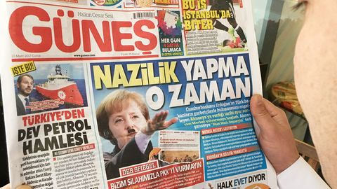 Die Zeitung "Günes" zeigte am 10. März Angela Merkel als Hitler