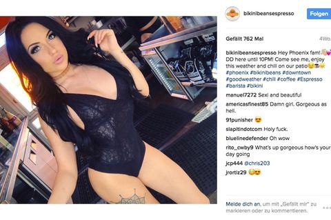 Eine leicht bekleidete junge Frau posiert für ein Selfie.