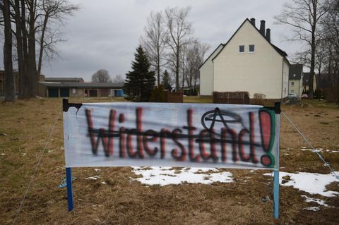 Auch zwei Tage nach der Blockade des Reisebusses in Clausnitz gab es weiter Protest gegen die Flüchtlingsunterkunft