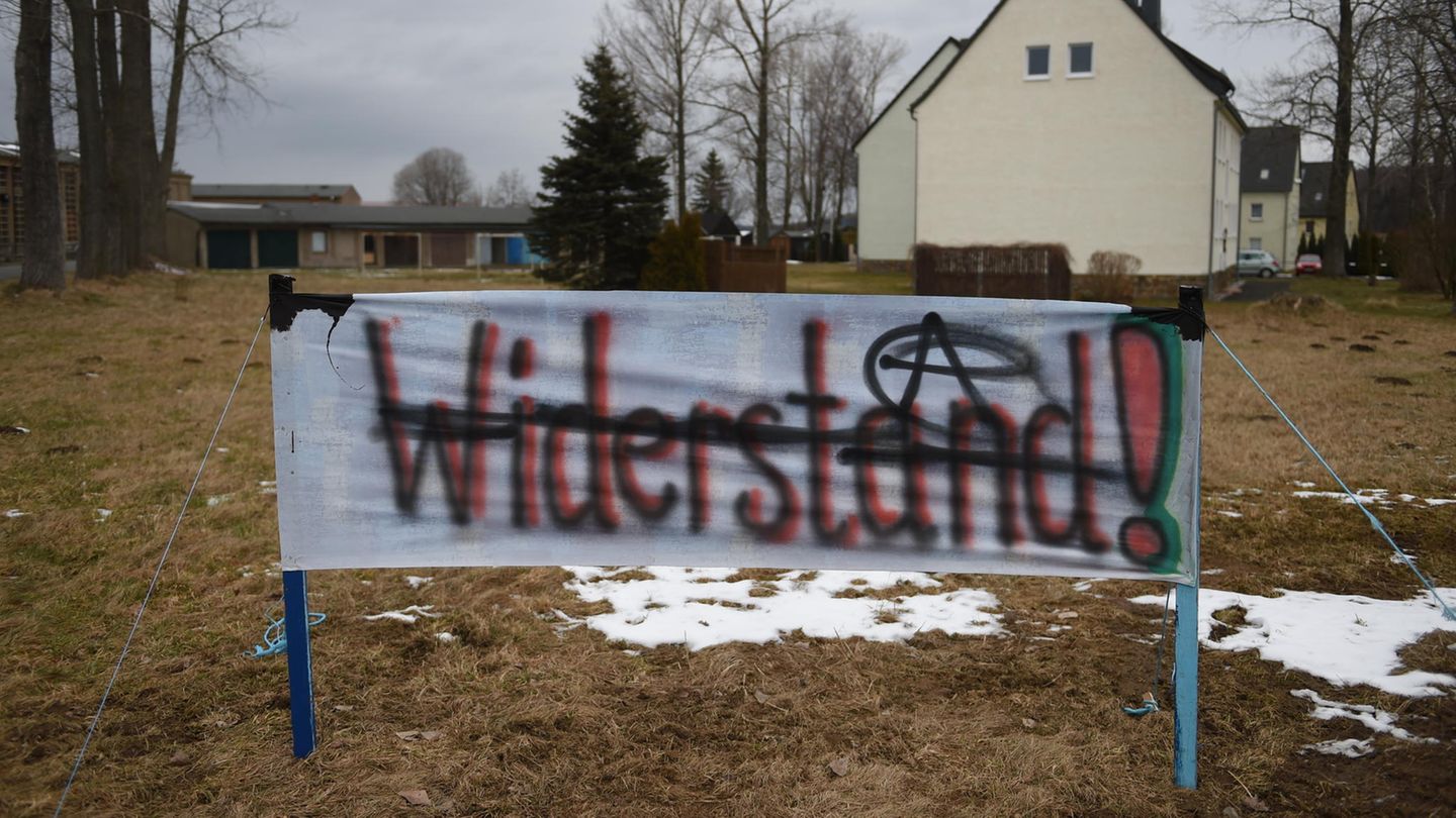 Auch zwei Tage nach der Blockade des Reisebusses in Clausnitz gab es weiter Protest gegen die Flüchtlingsunterkunft