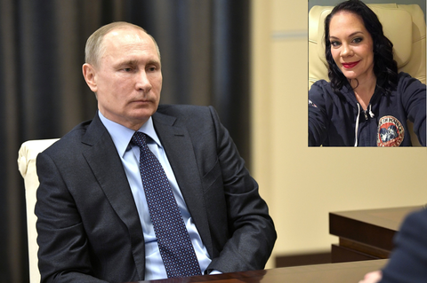 Wladimir Putin sitzt auf einem Stuhl und guckt etwas bedröppelt.