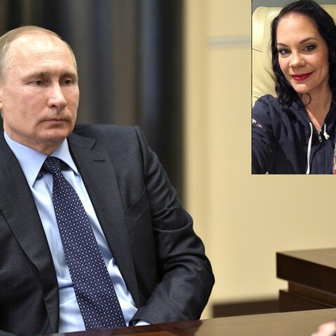 Wladimir Putin sitzt auf einem Stuhl und guckt etwas bedröppelt.